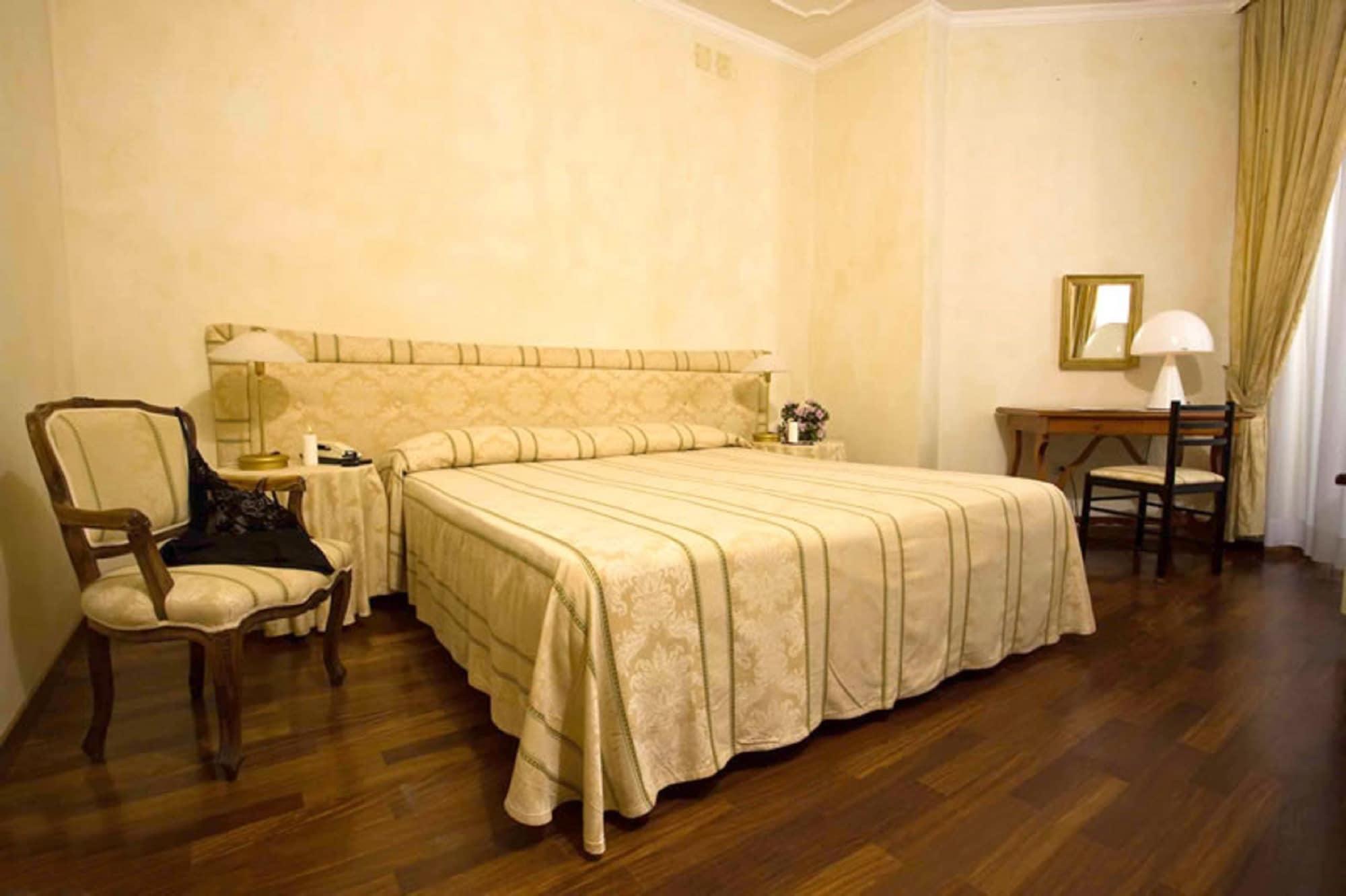 Hotel Negresco Католика Екстериор снимка