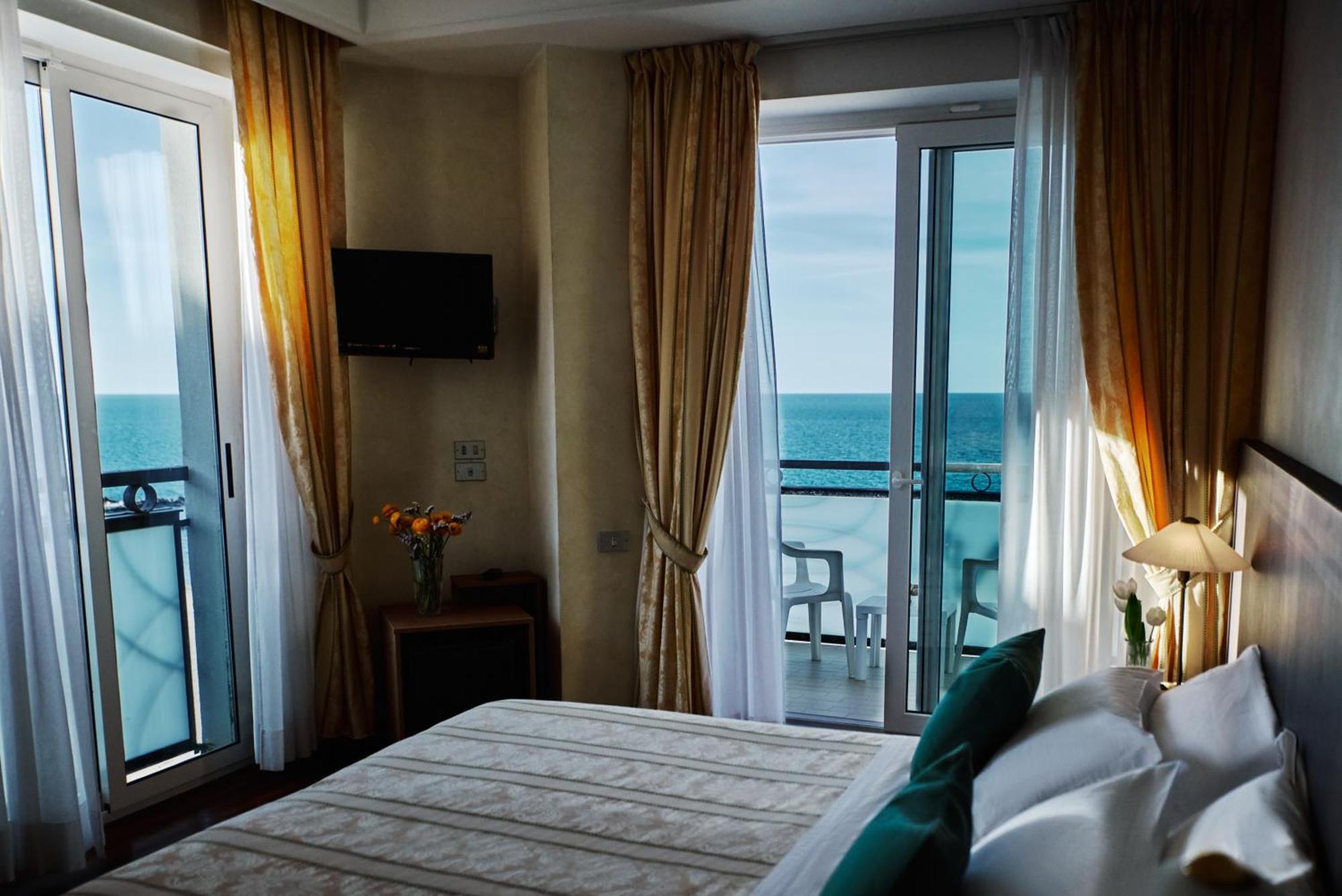 Hotel Negresco Католика Екстериор снимка