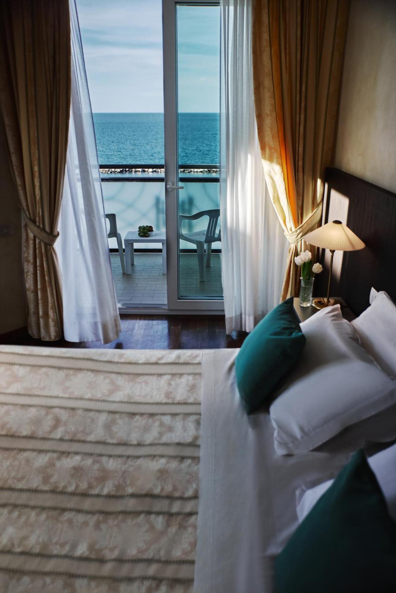 Hotel Negresco Католика Екстериор снимка