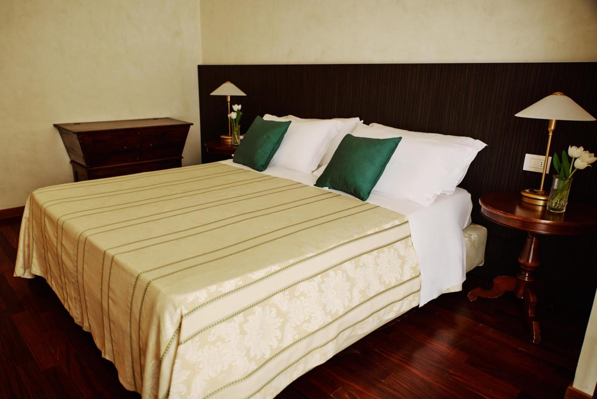 Hotel Negresco Католика Екстериор снимка